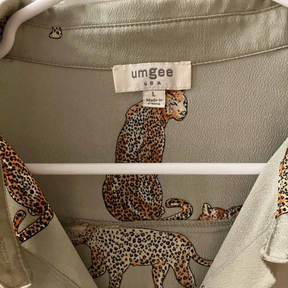 Umgee satin animal print blouse L mint color blouse